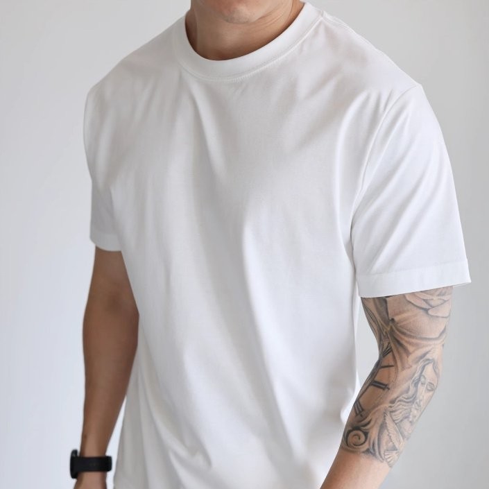 Camiseta Masculina de Manga Curta e Corte Ajustado com Gola Pequena