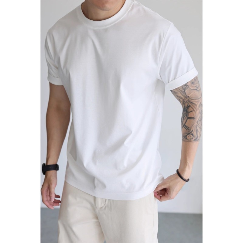 Camiseta Masculina de Manga Curta e Corte Ajustado com Gola Pequena